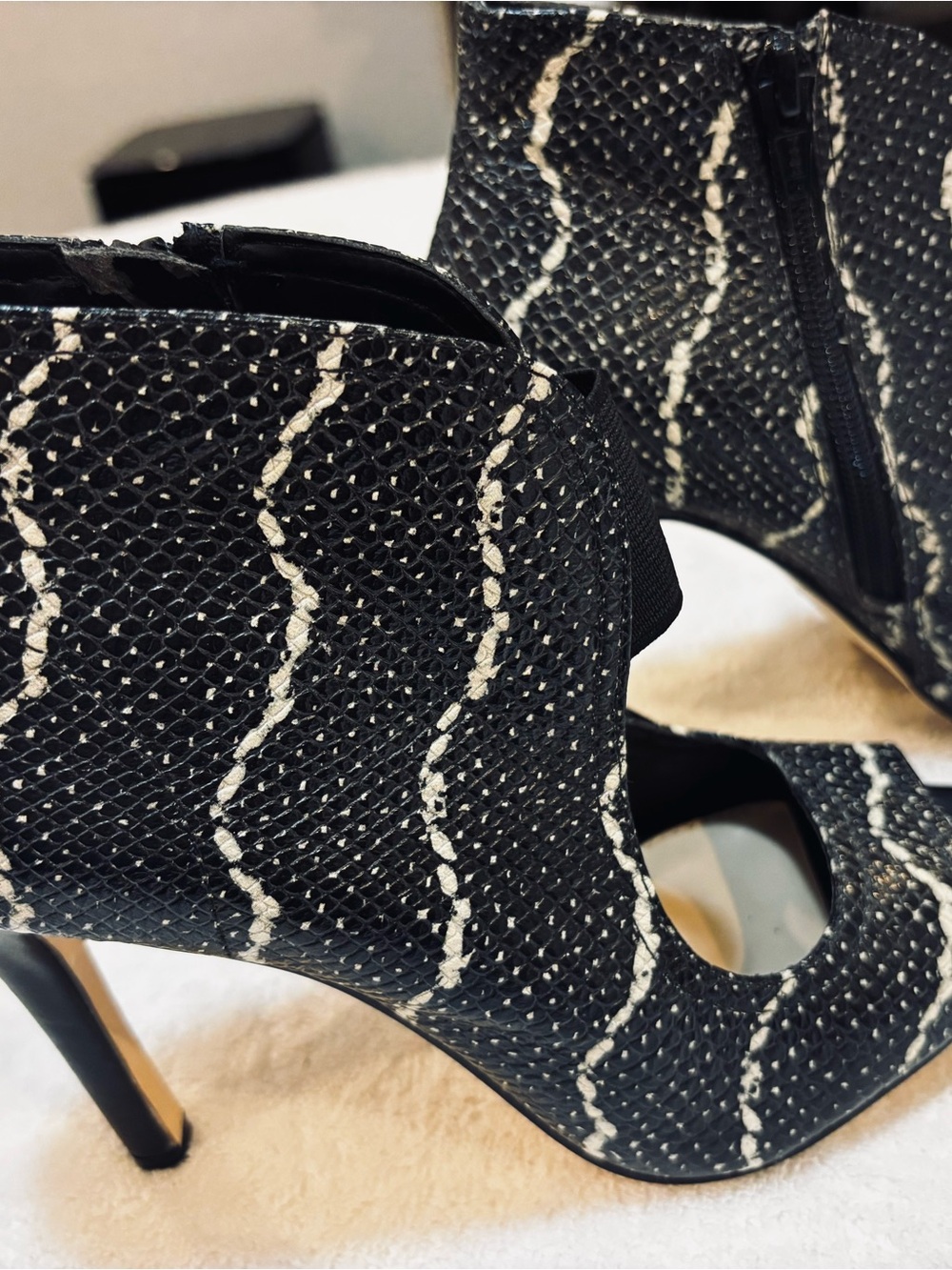 Almost Brand New Eye-Catching  Heels By Gianni Bini - Size 6M - Heel 4” - Box 68